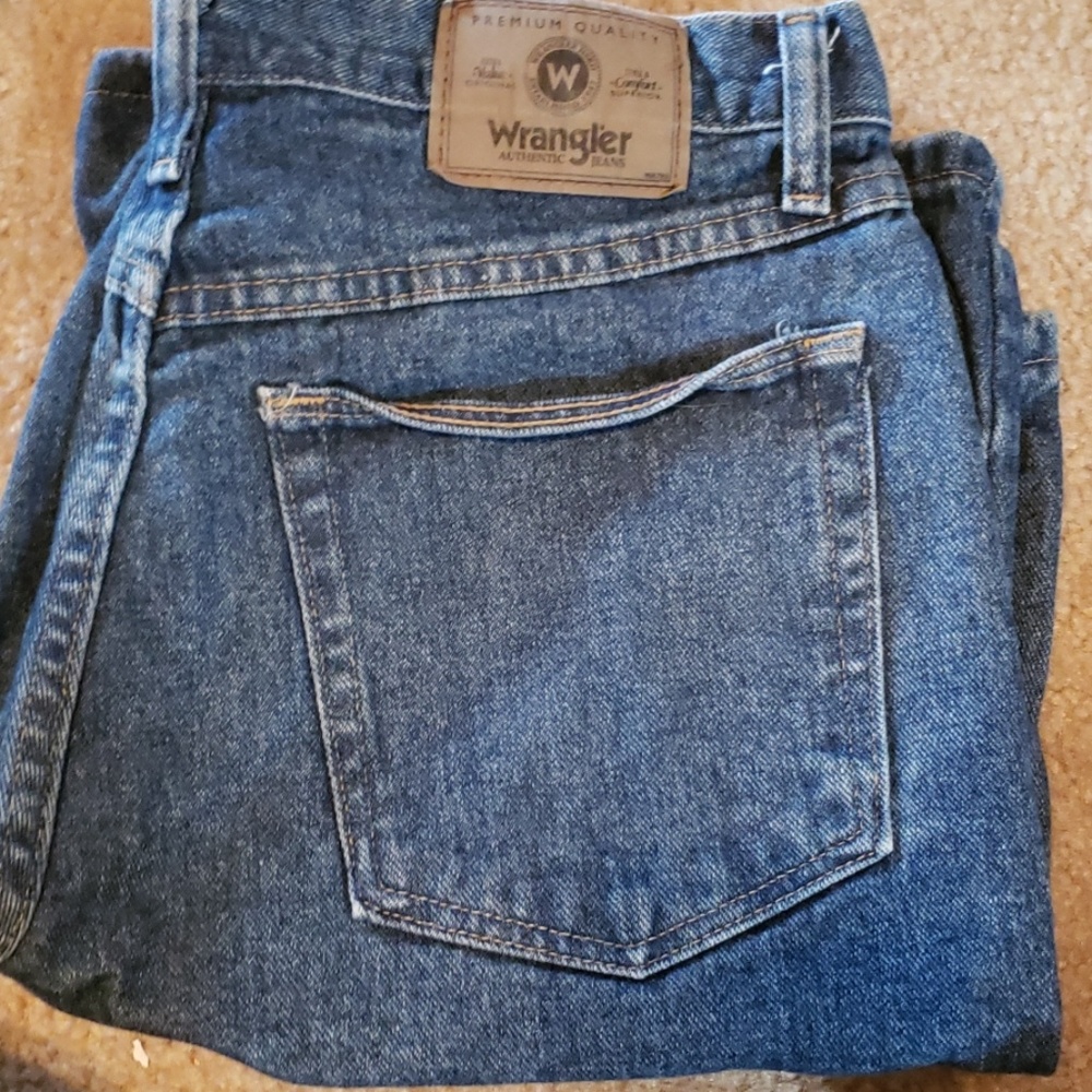 Shorts - Picture 2 of 4